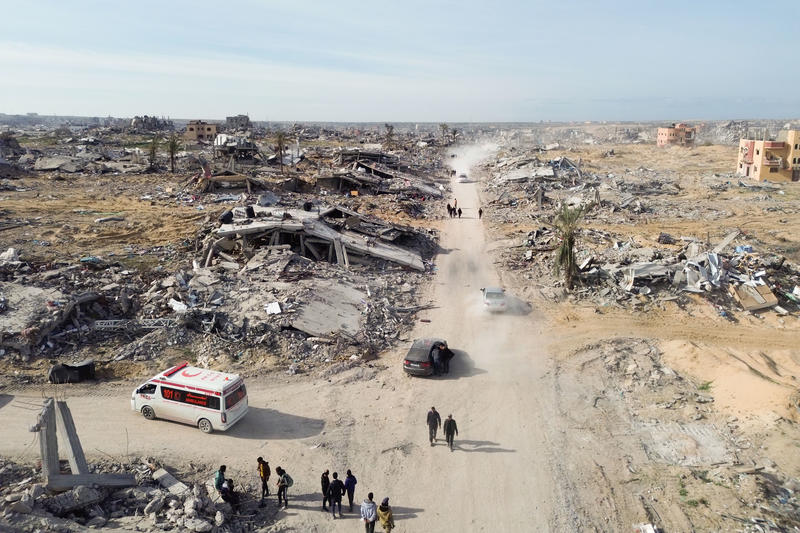 ניידת של הסהר האדום בין ההריסות בתל סולטן ברפיח (צילום ארכיון: פלאש90) ניידת של הסהר האדום בין ההריסות בתל סולטן ברפיח (צילום ארכיון: פלאש90)
