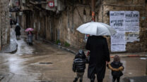 גשם במאה שערים בירושלים, פברואר 2025 (צילום: חיים גולדברג/פלאש90)