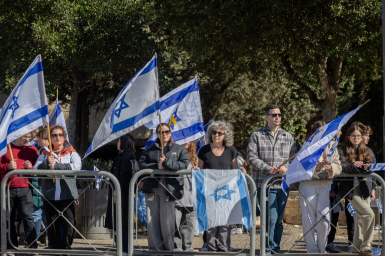 אנשים ברחובות ירושלים בזמן הלוויתו של שלמה מנצור ז"ל (צילום: חיים גולדברג / פלאש90)
