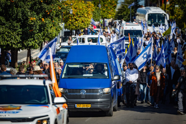 שיירת ההלוויה של שלמה מנצור ז"ל מראשון לציון (צילום: יונתן זינדל / פלאש90)