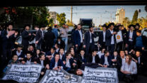 הפגנת חרדים נגד הגיוס לצה"ל מחוץ לבני ברק (צילום ארכיון: יונתן זינדל / פלאש 90)