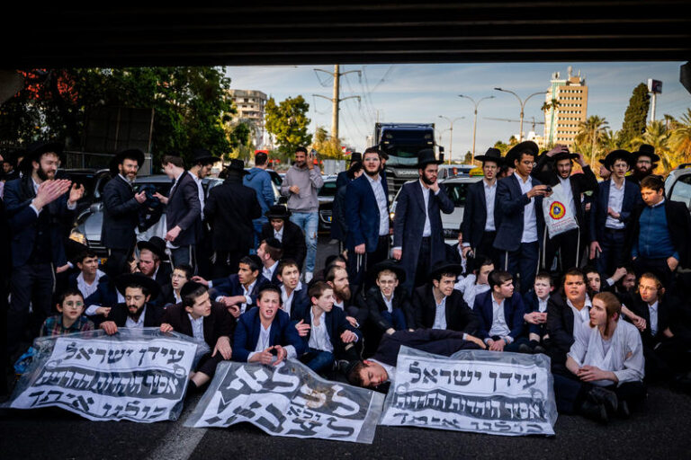 הפגנת חרדים נגד הגיוס לצה"ל מחוץ לבני ברק. "מקווים לחוק שיבטל את הסנקציות על אי גיוס" (צילום ארכיון: יונתן זינדל / פלאש 90)