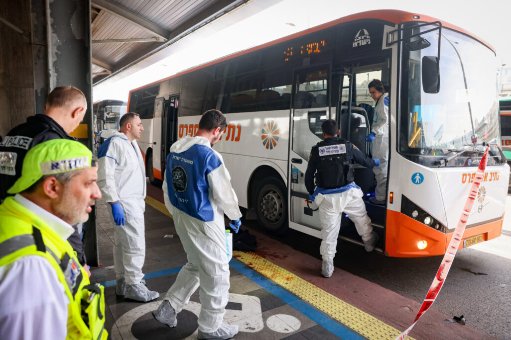 זירת הפיגוע בחיפה (צילום: דוד כהן/פלאש90) זירת הפיגוע בחיפה (צילום: דוד כהן/פלאש90)