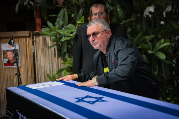 דני אלגרט ליד ארונו של אחיו איציק אלגרט ז"ל (צילום: יוסי אלוני/פלאש90)