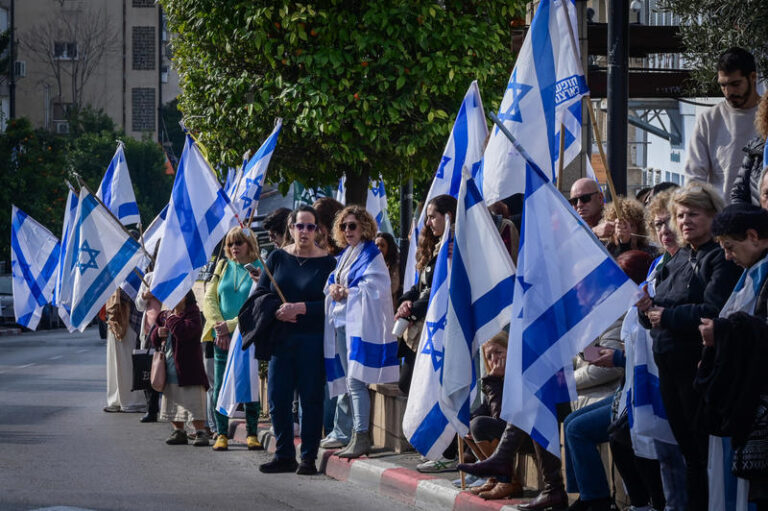 דגלים בצידי הדרך (צילום: אבשלום ששוני/פלאש90)