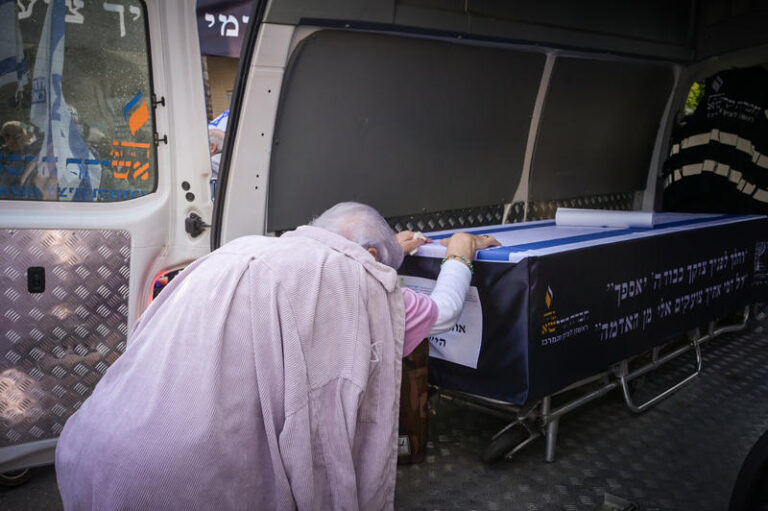 ארונו של אוהד יהלומי (צילום: אבשלום ששוני/פלאש90)