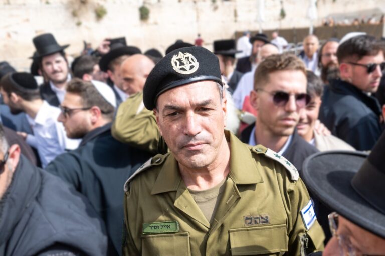 הרמטכ"ל אייל זמיר. חתום על הפקודה (צילום: יונתן זינדל/פלאש90. עיבוד: דבר)