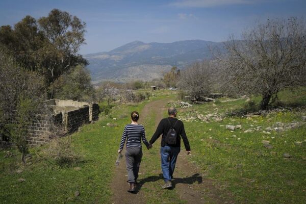 מטיילים ביום שמשי ברמת הגולן (צילום: מיכאל גלעדי/פלאש90)