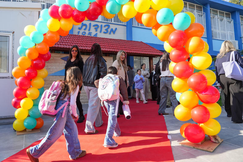 ילדים חוזרים לבית הספר בקריית שמונה (צילום: אייל מרגולין/ פלאש90)