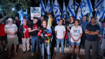 שקמה ברסלר וראשי המחאה נגד הממשלה והמהפכה המשפטית בהצהרה לתקשורת בעקבות הכוונה להדיח את ראש השב״כ (צילום: חיים גולדברג/ פלאש90)