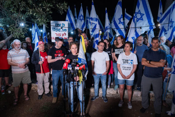שקמה ברסלר וראשי המחאה נגד הממשלה והמהפכה המשפטית בהצהרה לתקשורת בעקבות הכוונה להדיח את ראש השב״כ (צילום: חיים גולדברג/ פלאש90)