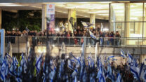 הפגנה נגד הממשלה בכיכר הבימה בתל אביב (צילום: דור פזואלו/ פלאש90)