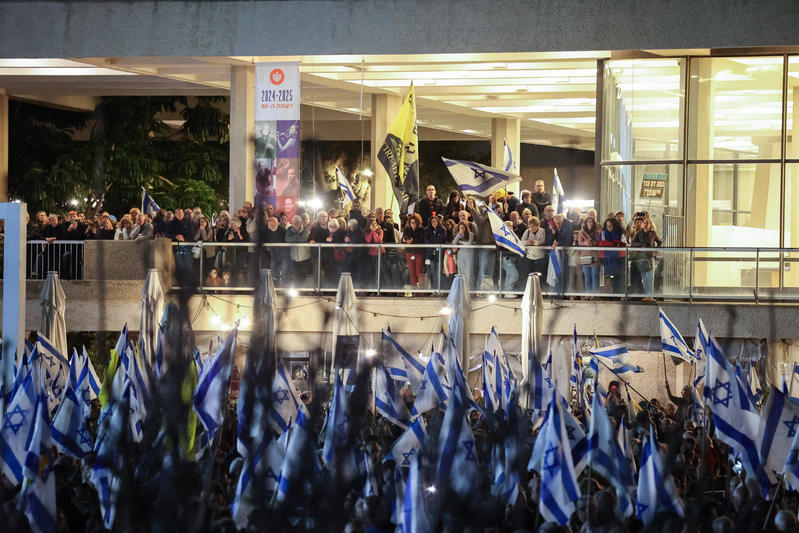 הפגנה נגד הממשלה בכיכר הבימה בתל אביב (צילום: דור פזואלו/ פלאש90) הפגנה נגד הממשלה בכיכר הבימה בתל אביב (צילום: דור פזואלו/ פלאש90)
