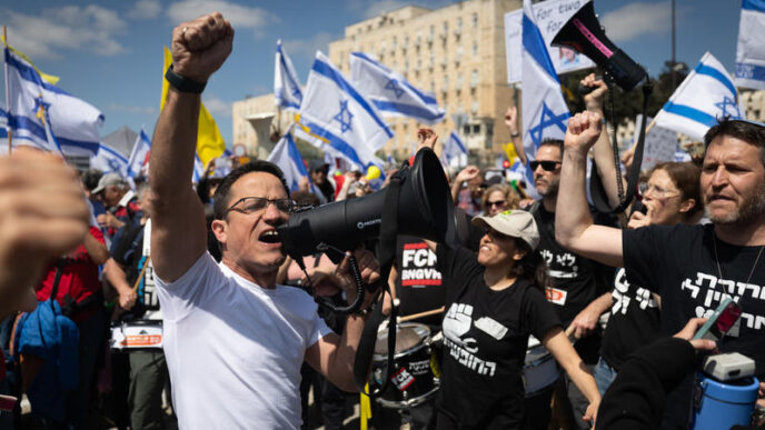 משה רדמן אבוטבול, ממובילי המחאה שהצטרף למפלגת הדמוקרטים, בהפגנה מול הכנסת (צילום: חיים גולדברג/פלאש90)