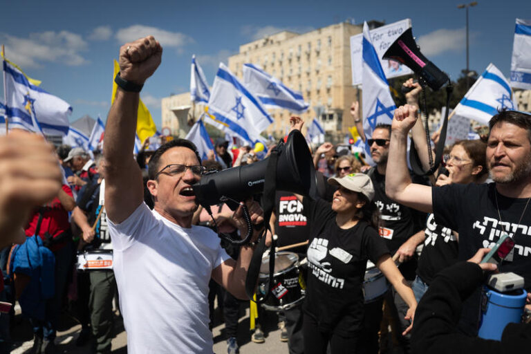 משה רדמן אבוטבול, ממובילי המחאה, בהפגנה מול הכנסת (צילום: חיים גולדברג/פלאש90)