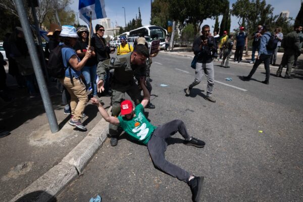 עימותים בין שוטרים ומפגינים מחוץ לכנסת בזמן ההצבעה על העברת התקציב (צילום: חיים גולדברג/ פלאש90)