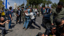 עימותים בין שוטרים ומפגינים מחוץ לכנסת בזמן ההצבעה על העברת התקציב (צילום: חיים גולדברג/ פלאש90)
