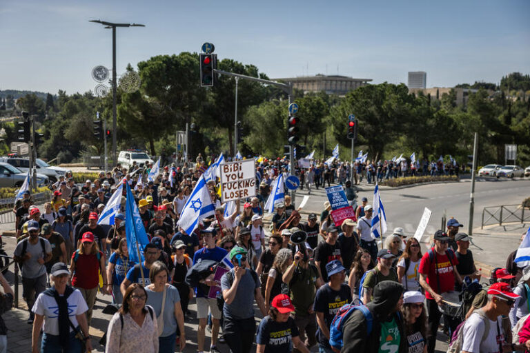 מפגינים נגד הממשלה צועדים לעבר הכנסת בירושלים (צילום: חיים גולדברג/ פלאש90)