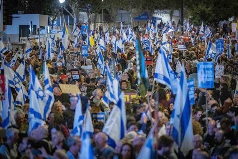 מפגינים בקריית הממשלה בירושלים נגד החוק לשינוי הרכב הוועדה לבחירת שופטים (צילום: חיים גולדברג/ פלאש90)