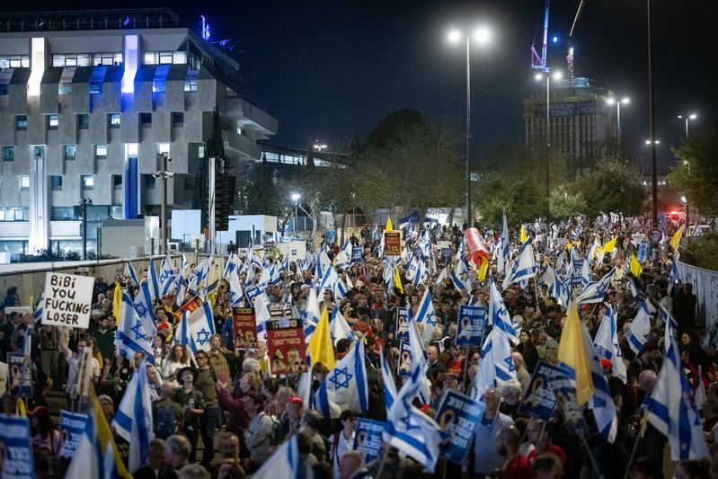 מפגינים בקריית הממשלה בירושלים נגד החוק לשינוי הרכב הוועדה לבחירת שופטים (צילום: חיים גולדברג/ פלאש90) מפגינים בקריית הממשלה בירושלים נגד החוק לשינוי הרכב הוועדה לבחירת שופטים (צילום: חיים גולדברג/ פלאש90)