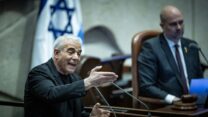 יו"ר האופוזיציה יאיר לפיד בכנסת. מפלגתו הגישה עתירה לבג"ץ נגד החוק (צילום יונתן זינדל / פלאש 90)