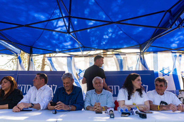 חברי הכנסת מהאופוזיציה נעמה לזימי (העבודה), אלון שוסטר (המחנה הממלכתי), רם בן ברק ויואב סגלוביץ׳ (יש עתיד) במחאה מחוץ למשכן (צילום: יונתן זינדל/ פלאש90)
