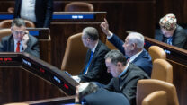 ראש הממשלה בנימין נתניהו, עם השרים לוין וסער בהצבעה על החוק לשינוי הרכב הוועדה לבחירת שופטים (צילום: חיים גולדברג / פלאש 90)