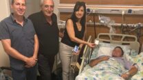 עפרה אלקיים-כהן, יו"ר נעמ"ת במרחב גליל מערבי (מימין), אשר שמואלי יו"ר המרחב וזיו פרבר, יו"ר ועד עובדי מנהל, משק ופרא-רפואי במרכז הרפואי לגליל בביקור של חייל פצוע המאושפז בבית החולים (צילום: המרכז הרפואי לגליל)