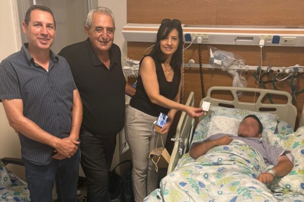 עפרה אלקיים-כהן, יו"ר נעמ"ת במרחב גליל מערבי (מימין), אשר שמואלי יו"ר המרחב וזיו פרבר, יו"ר ועד עובדי מנהל, משק ופרא-רפואי במרכז הרפואי לגליל בביקור של חייל פצוע המאושפז בבית החולים (צילום: המרכז הרפואי לגליל)