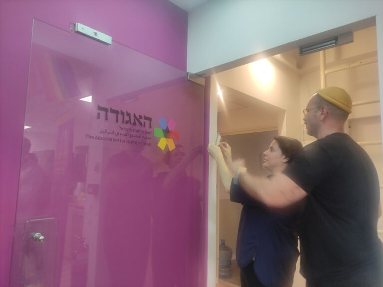 הרב רודריגו באומוורצל (מימין) והמנכ"לית יעל סיני ביבלש קובעים מזוזה. באומוורצל: "הבית הזה הוא כמו ביתם של אברהם ושרה, והדמויות שלהם מתחברות לרוח האגודה" (צילום: ניצן צבי כהן)