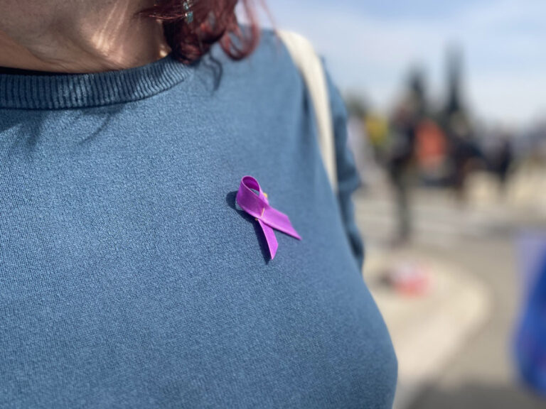 הסרט על דש חולצתה של סוזן כהן. "סגול זה צבע של חמלה" (צילום: יהל פרג')
