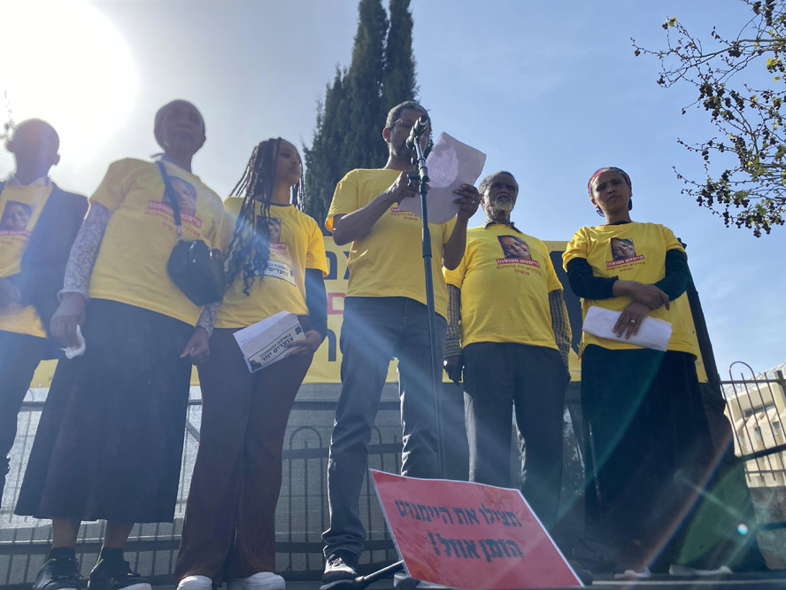 מפגינים מול הכנסת למען היימנוט קסאו (צילום: יהל פרג') מפגינים מול הכנסת למען היימנוט קסאו (צילום: יהל פרג')