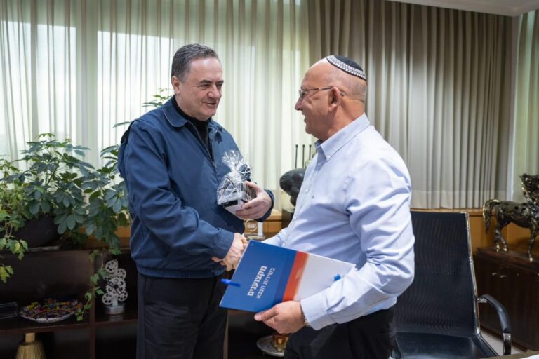 מאיר בן הרוש ושר הביטחון ישראל כ"ץ. "ביקשתי ממנו לעשות מאמץ גדול להכניס את הרבש"צים להיות עובדי צה"ל, שיהיה להם בית, שיהיה להם אבא" (צילום: משרד הביטחון)
