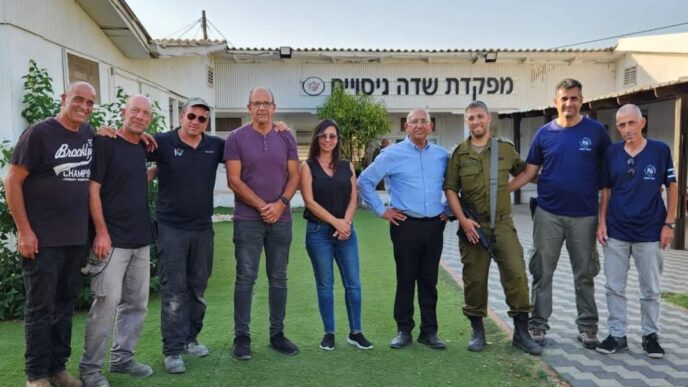 הנהלת הארגון בביקור במפקדת שדה ניסויים (צילום: ארגון עובדי צה"ל)
