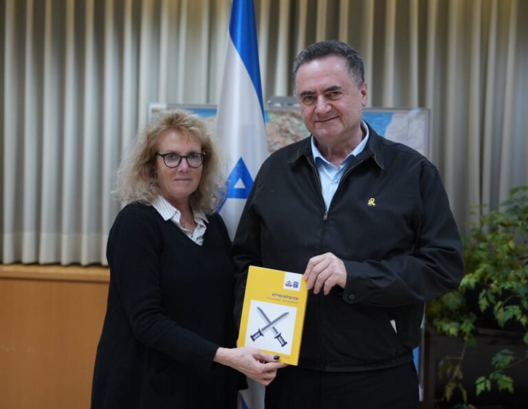 נציבת קבילות החיילים רחלי טבת ויזל מגישה את הדו"ח ל-2024 לשר הביטחון ישראל כ"ץ (צילום: אלעד מלכה, משרד הביטחון)