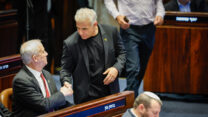 לפיד וגנץ בדיון על אישור תקציב המדינה לשנת 2025 (צילום: נועם מושקוביץ', דוברות הכנסת)