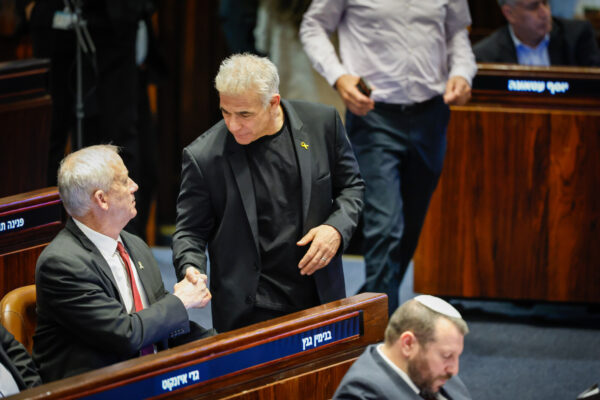 לפיד וגנץ בדיון על אישור תקציב המדינה לשנת 2025 (צילום: נועם מושקוביץ', דוברות הכנסת)
