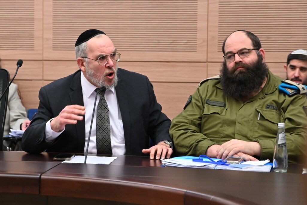 סא"ל אביגדור דיקשטיין, רע"ן חרדים בצה"ל (מימין) וחבר הכנסת יעקב אשר (צילום: אור גואטה)