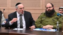 סא"ל אביגדור דיקשטיין, רע"ן חרדים בצה"ל (מימין) וחבר הכנסת יעקב אשר (צילום: אור גואטה)