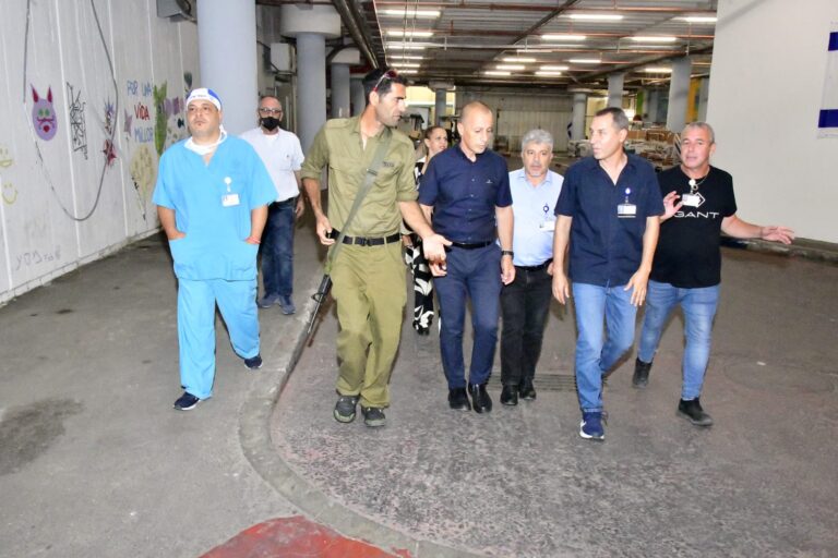 עו"ד אופיר אלקלעי בביקור במתחם התת-קרקעי של בית החולים (צילום: המרכז הרפואי לגליל)