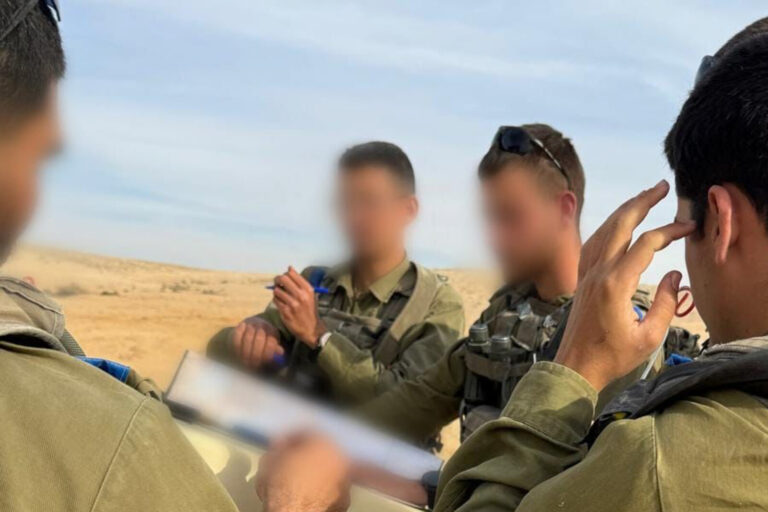 סג"ם מ' (מימין) וסג"ם ע'. השתתפו בלחימה ולאחר מכן יצאו לקצונה (צילום: דובר צה"ל)