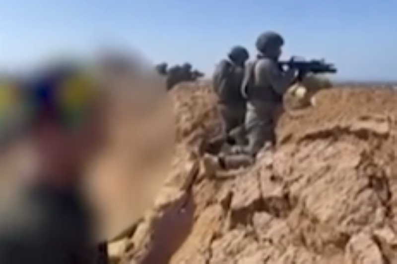 החיילים יורים לעבר הרצועה (צילום מסך: מתוך רשתות חברתיות, שימוש לפי סעיף 27א לחוק זכויות יוצרים) החיילים יורים לעבר הרצועה (צילום מסך: מתוך רשתות חברתיות, שימוש לפי סעיף 27א לחוק זכויות יוצרים)