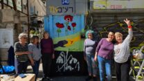 החברות מרעים והעבודה על הקיר (צילום: ישראל גורן)