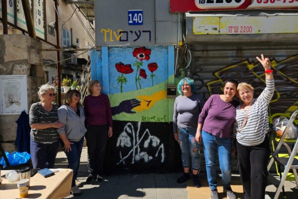 החברות מרעים והעבודה על הקיר (צילום: ישראל גורן)