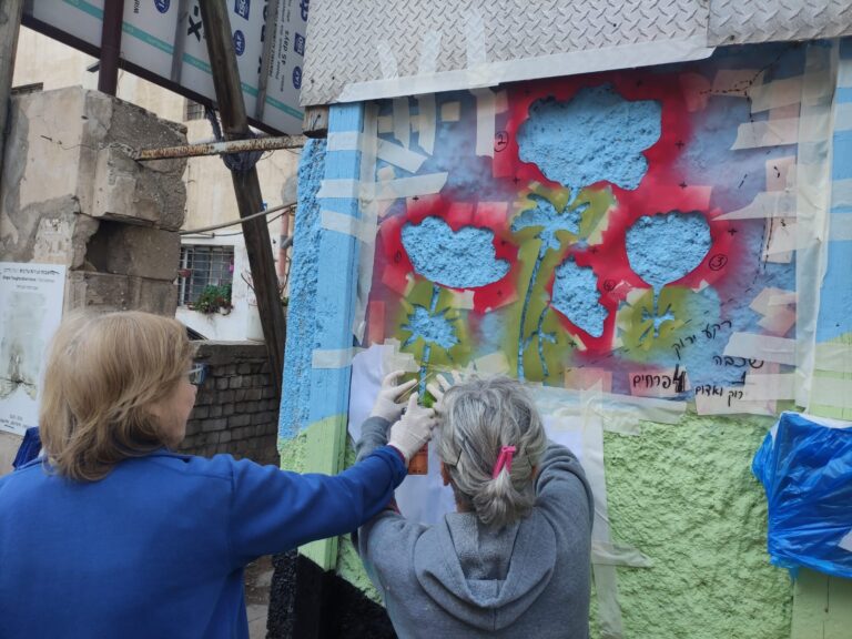 החברות עובדות על ציור הקיר (צילום: ניצן צבי כהן)
