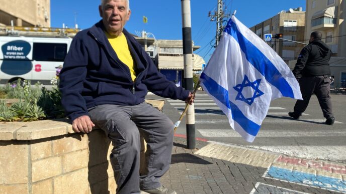 יעקב הרשקוביץ', משתתף במסע הלוויה של שלמה מנצור ז"ל (צילום: יהל פרג')