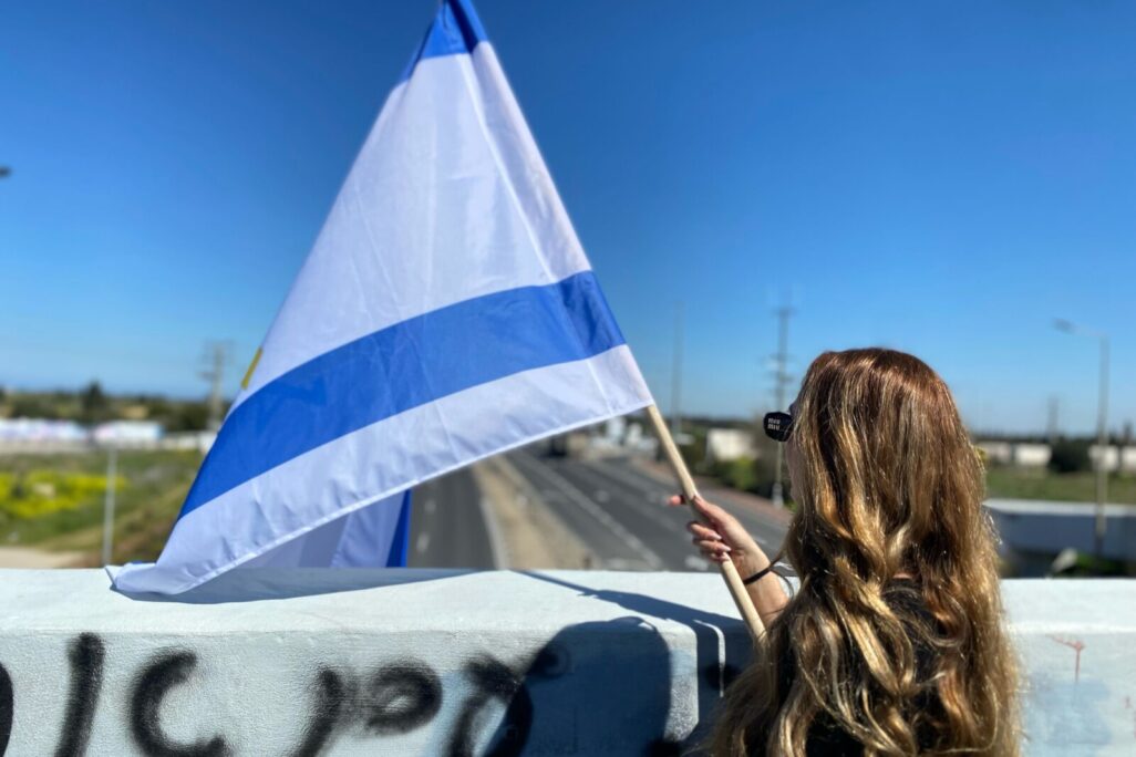 אסתי גהלי, מחנכת כיתה י', שהשתתפה במסע הלוויה של שלמה מנצור ז"ל עם תלמידיה (צילום: יהל פרג')