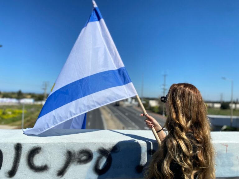 אסתי גהלי, מחנכת כיתה י', שהשתתפה במסע הלוויה של שלמה מנצור ז"ל עם תלמידיה (צילום: יהל פרג')