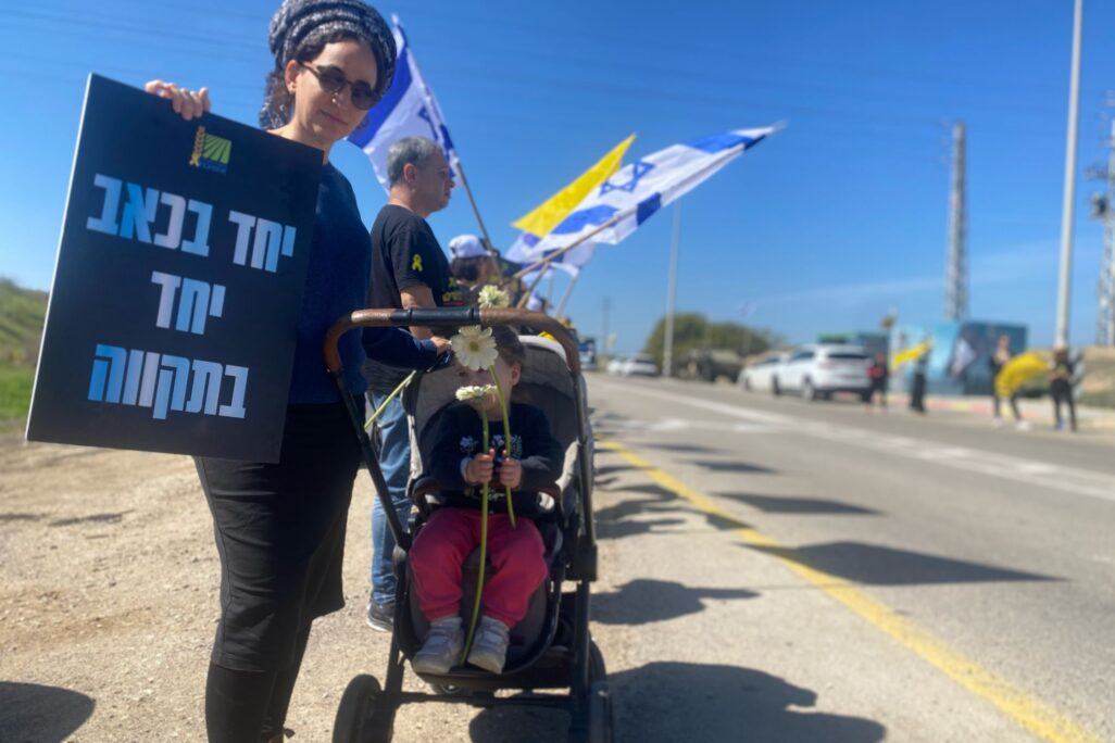 שרה והבת אביגיל חולקות כבוד אחרון לשלמה מנצור ז"ל (צילום: יהל פרג')