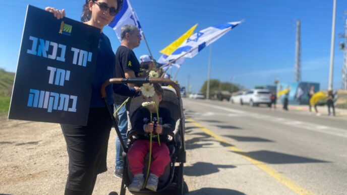 שרה והבת אביגיל חולקות כבוד אחרון לשלמה מנצור ז"ל (צילום: יהל פרג')